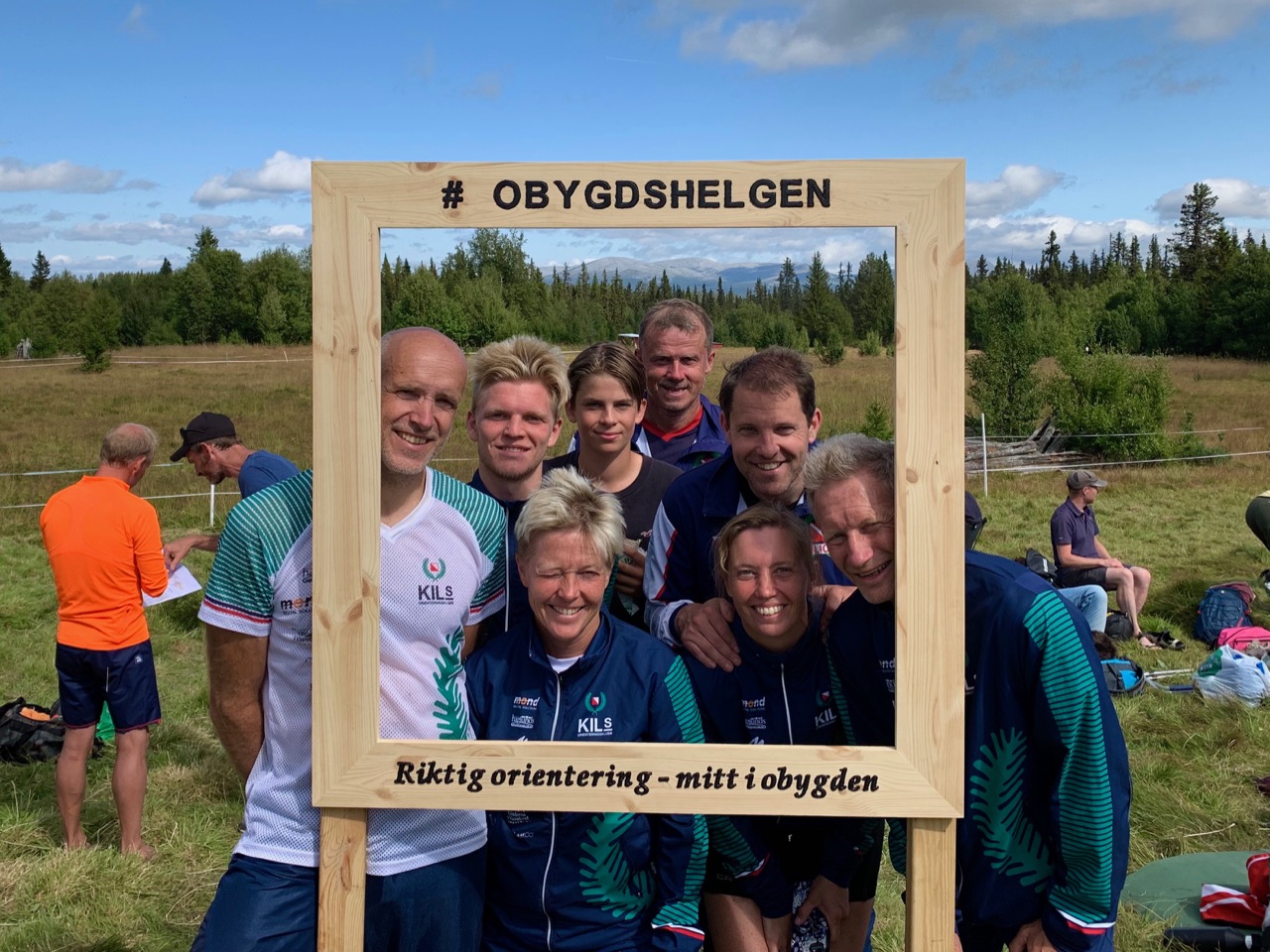 Klubbkamrater tar bild i "obygdsramen"